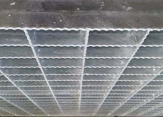SUS201 20mm 60mm Metal Mesh Grating Vertical Metal Grate Walkway 50mm