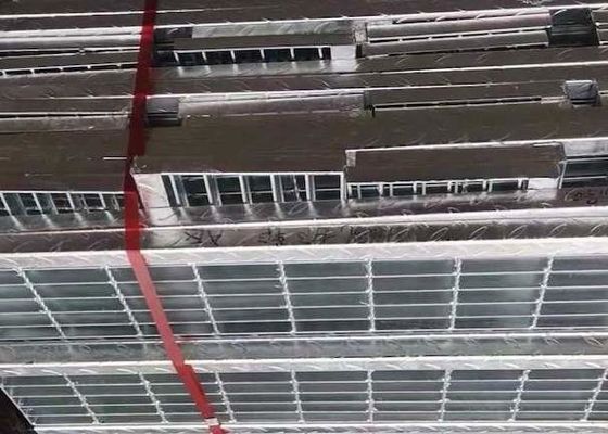 Anti Skid Vertical Steel Walkway Mesh 40mm Electro Toothed Galvanised Steel Grating