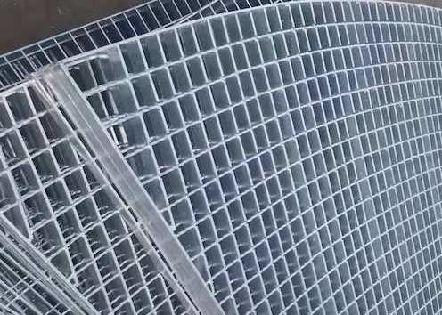 SUS201 20mm 60mm Metal Mesh Grating Vertical Metal Grate Walkway 50mm